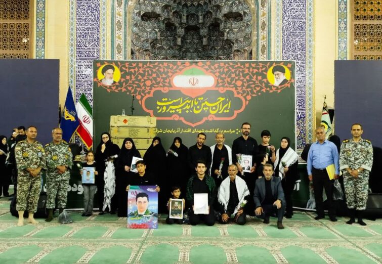 حضور خانواده شهدای جنگ تحمیلی ۱۲ روزه شهرستان مرند در مراسم گرامیداشت شهدای اقتدار آذربایجان شرقی
