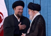 حضرت حجت (عج) به آقای خامنه ای توجه و عنایت خاص دارند. حضرت حجت (عج) به آقای خامنه ای توجه و عنایت خاص دارند.