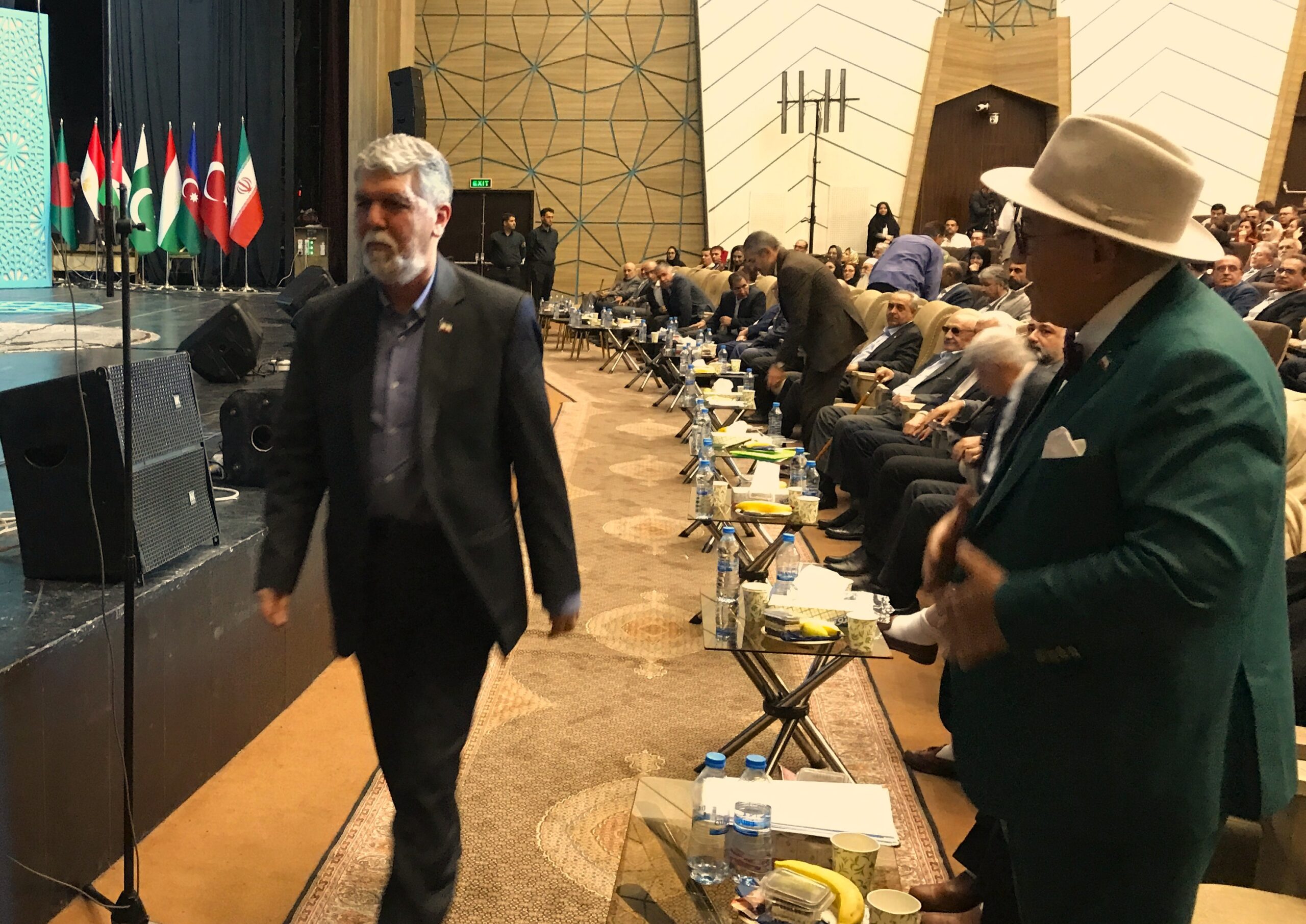 افتخار می کنیم و بکنید که شما تبریزیان و ما ایرانیان شهریار را داریم.