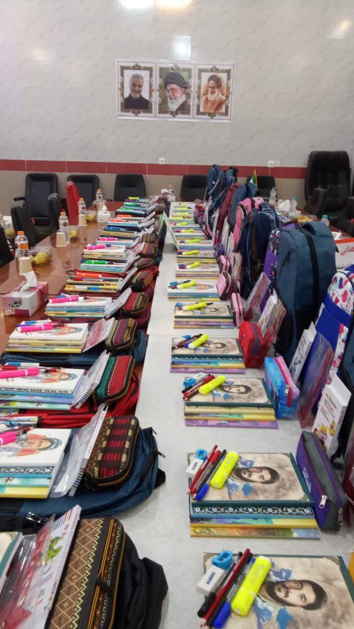 رزمایش «پویش لبخند مهر» با اهدای لوازم‌التحریر در مرند برگزار شد.