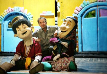 نمایش موزیکال تنبل احمد به مناسب روز جهانی کودک در شبستر به روی صحنه رفت.