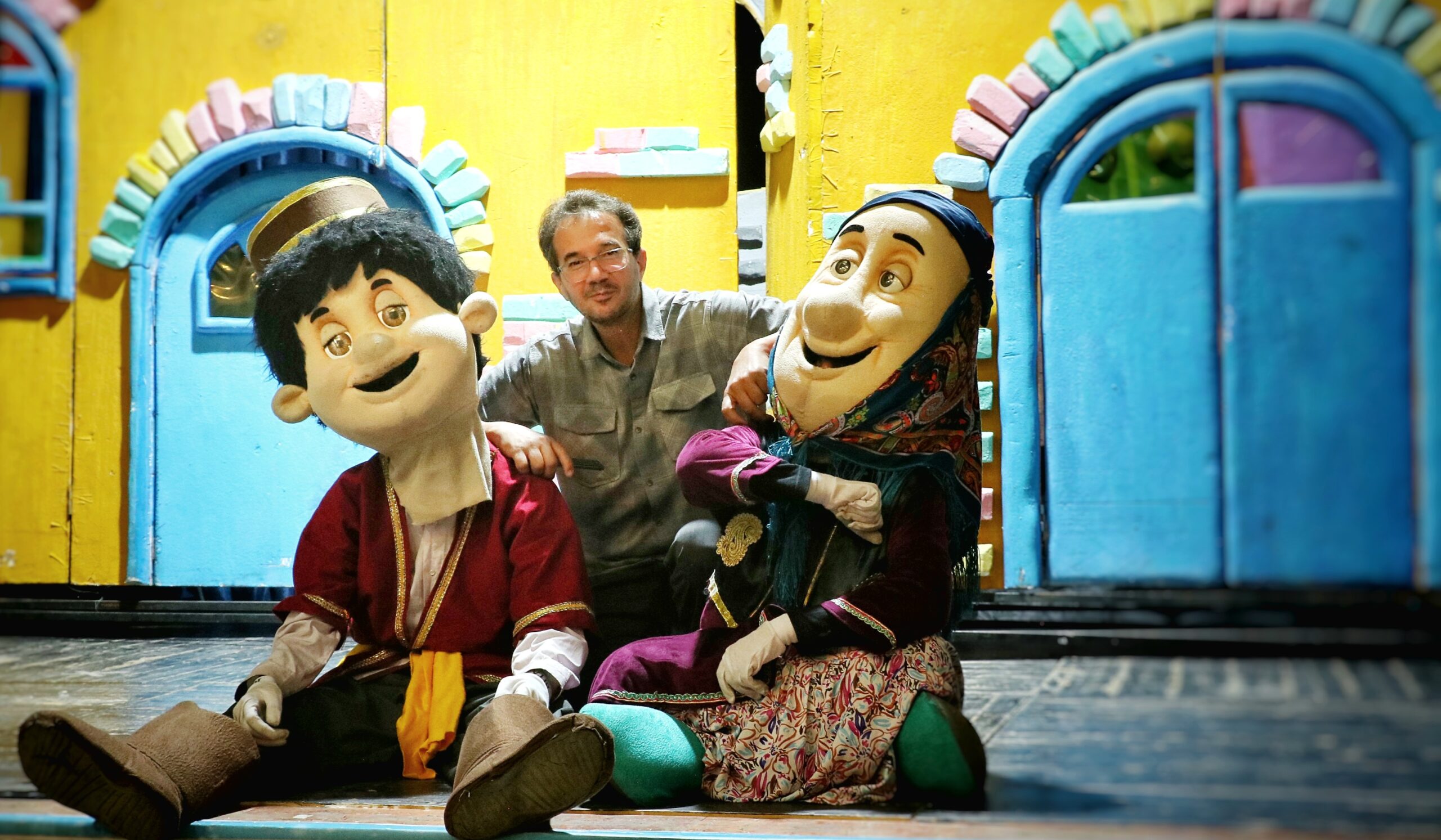 نمایش موزیکال تنبل احمد به مناسب روز جهانی کودک در شبستر به روی صحنه رفت.