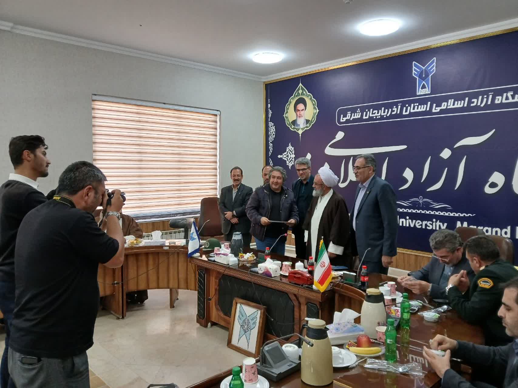 شورای فرهنگ عمومی شهرستان ویژه مرند از زحمات رئیس انجمن فیلم مرند تجلیل نمود. شورای فرهنگ عمومی شهرستان ویژه مرند از زحمات رئیس انجمن فیلم مرند تجلیل نمود.