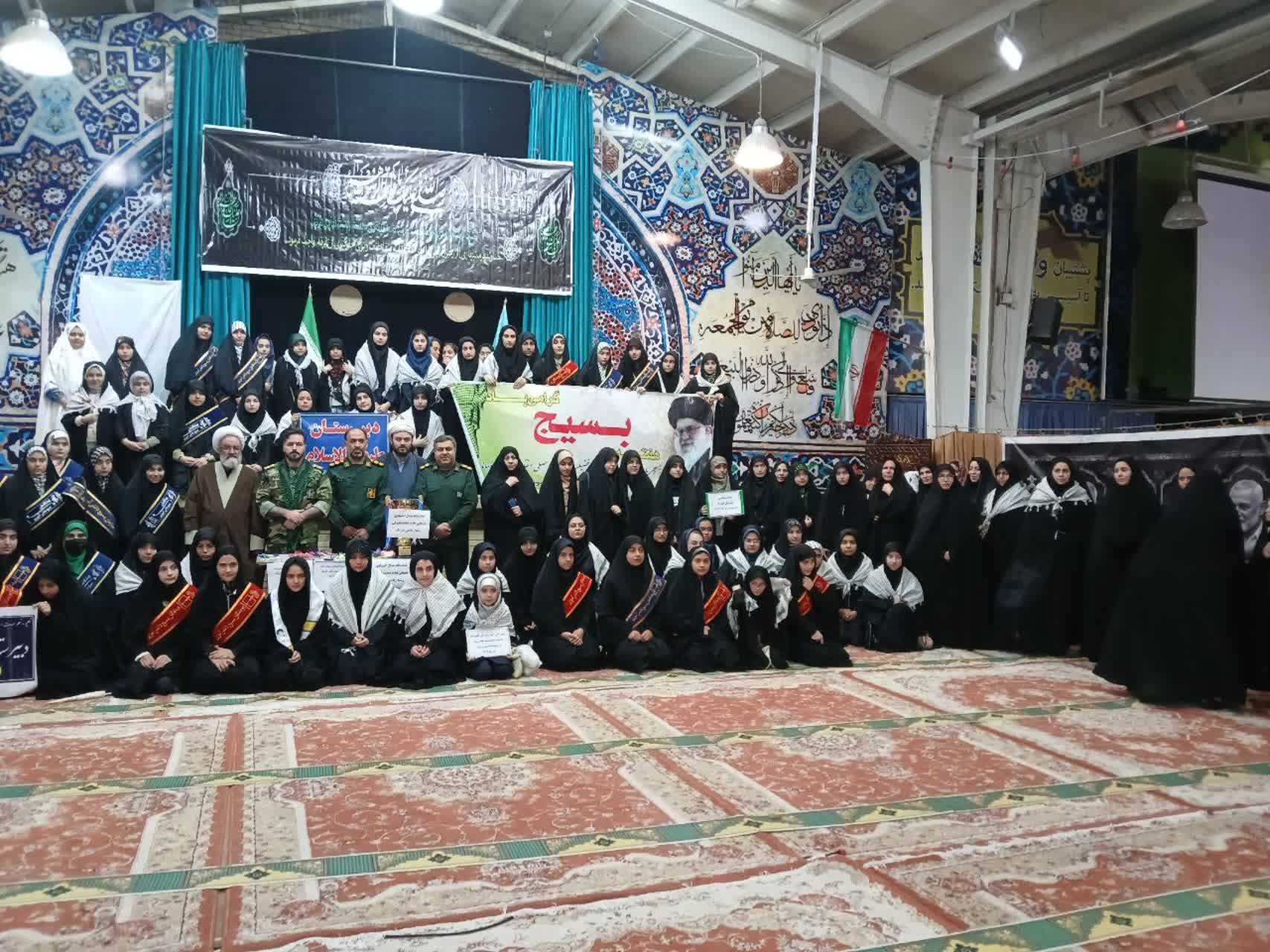 دانش آموزان بسیجی مدارس دخترانه مرند با امام جمعه مرند دیدار نمودند. دانش آموزان بسیجی مدارس دخترانه مرند با امام جمعه مرند دیدار نمودند.