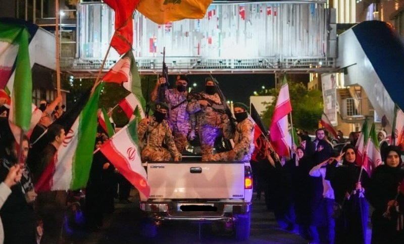 رژه یگان فاتحین لشکر عملیاتی 31 عاشورا در جمع مردم تبریز