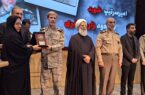 اهداء نشان فداکاری به هفت خانواده شهید جنگ اخیر