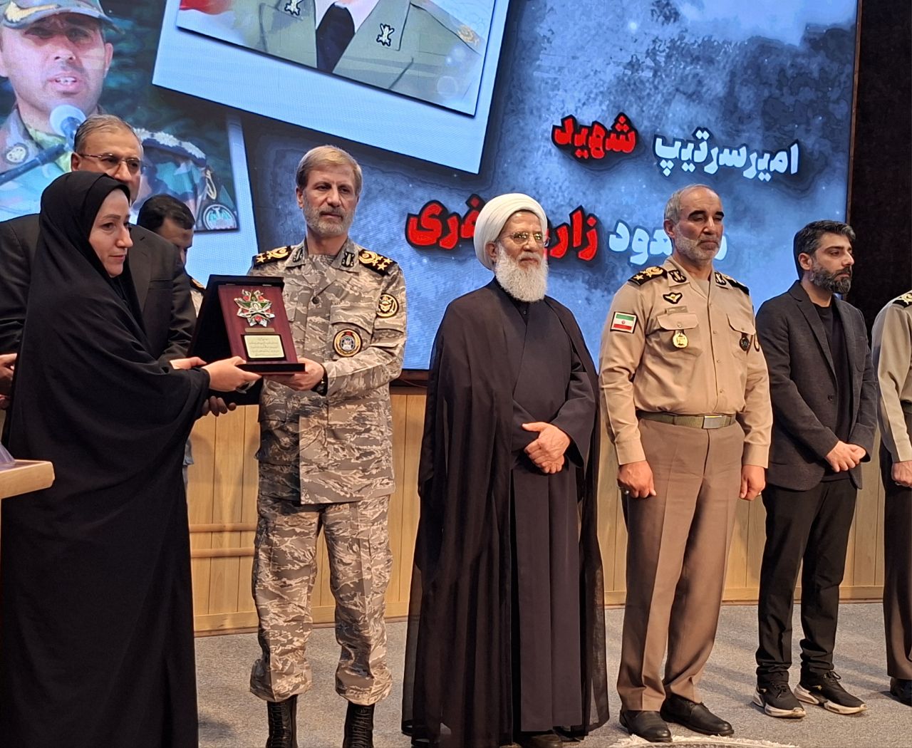 اهداء نشان فداکاری به هفت خانواده شهید جنگ اخیر